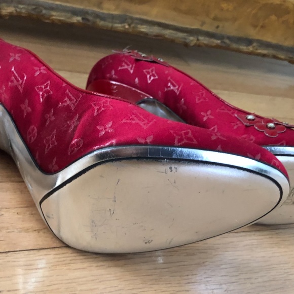 Limited Edition Louis Vuitton Red LV Print Pumps - Picture 2 of 6